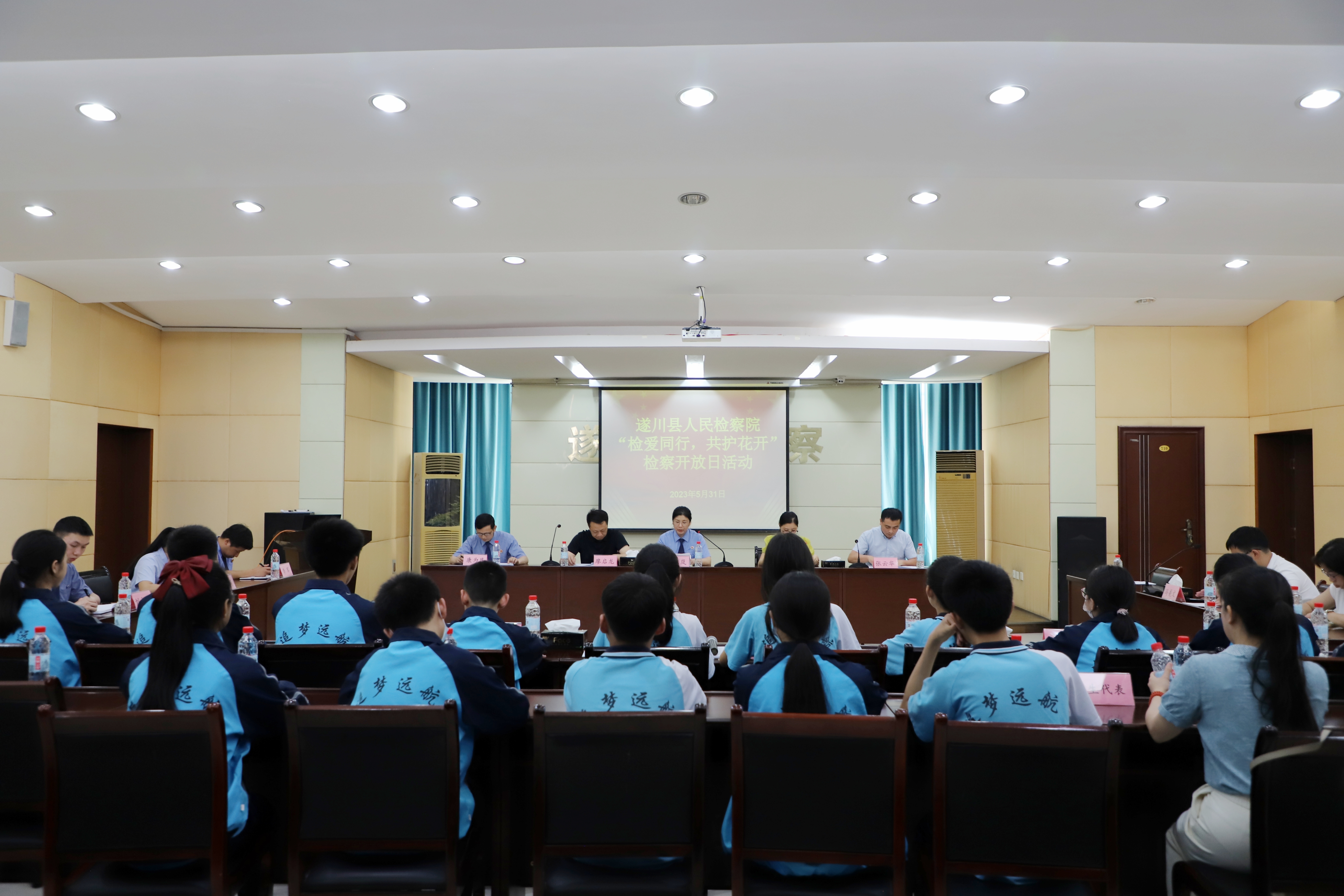 座谈会.jpg
